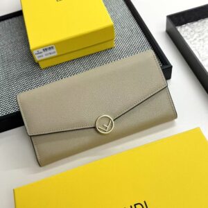 【AT7122】FENDI（フェンディ）エレガントな小牛革折りたたみ財布 - 高品質素材と贅沢なデザイン | Fendi Roma