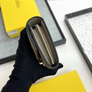 【AT7122】FENDI（フェンディ）エレガントな小牛革折りたたみ財布 - 高品質素材と贅沢なデザイン | Fendi Roma