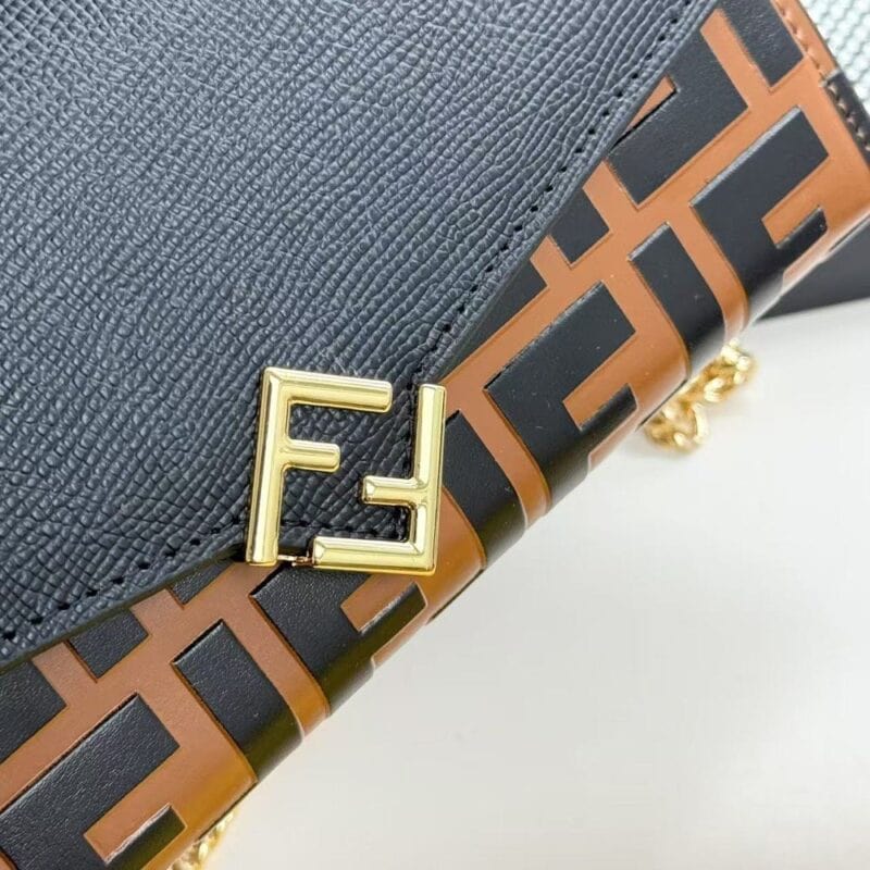 【AT7125】Fendi FF Diamondsシリーズの小型牛革財布 - 都会の女性のための非凡奢華と上質なスタイル | Fendi Roma
