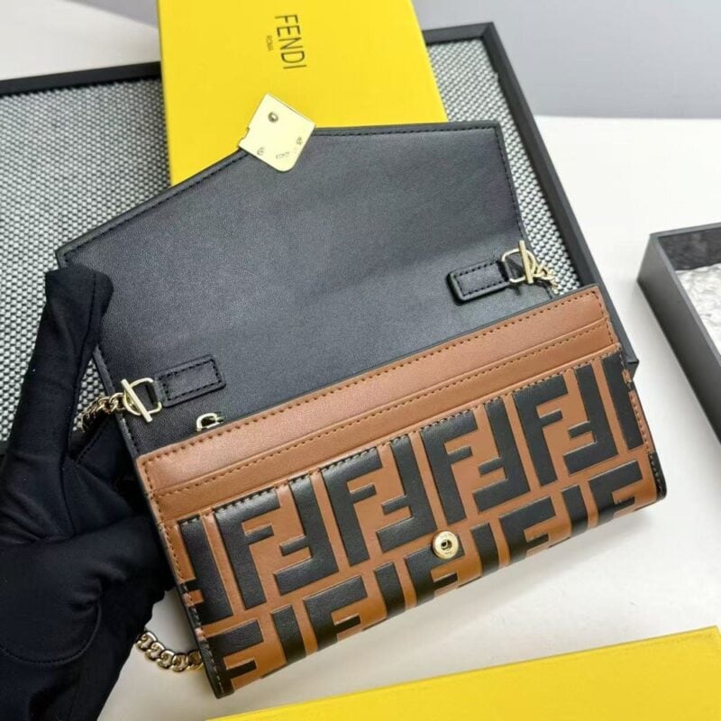 【AT7125】Fendi FF Diamondsシリーズの小型牛革財布 - 都会の女性のための非凡奢華と上質なスタイル | Fendi Roma
