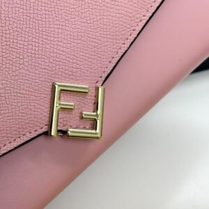 【AT7126】Fendi（フェンディ）FF Diamondsコンパクトウォレット - カーフスキン素材の贅沢な小物入れ | Fendi Roma