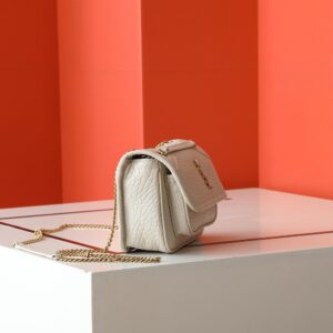 【AT7131】サンローラン ミニショルダーバッグ、柔らかな羊革素材と金属YSLロゴが高級感を演出 | Yves Saint Laurent