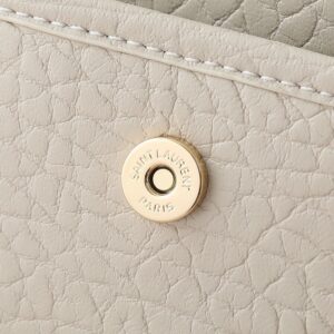 【AT7131】サンローラン ミニショルダーバッグ、柔らかな羊革素材と金属YSLロゴが高級感を演出 | Yves Saint Laurent