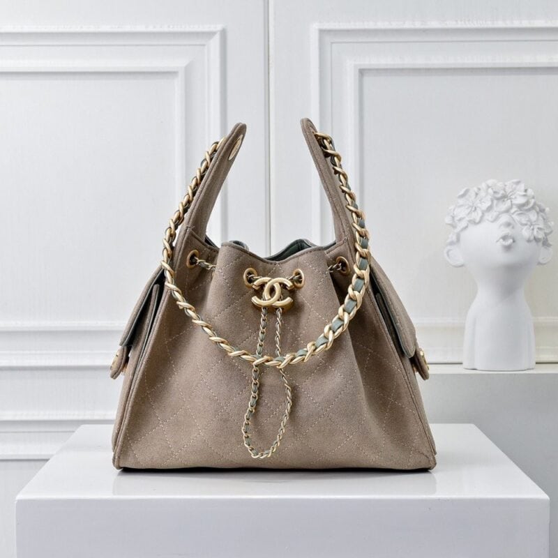 【AT7136】シャネルのクラシックなアンダーバッグ - エレガントでファッショナブルな完璧な融合 | Chanel Paris
