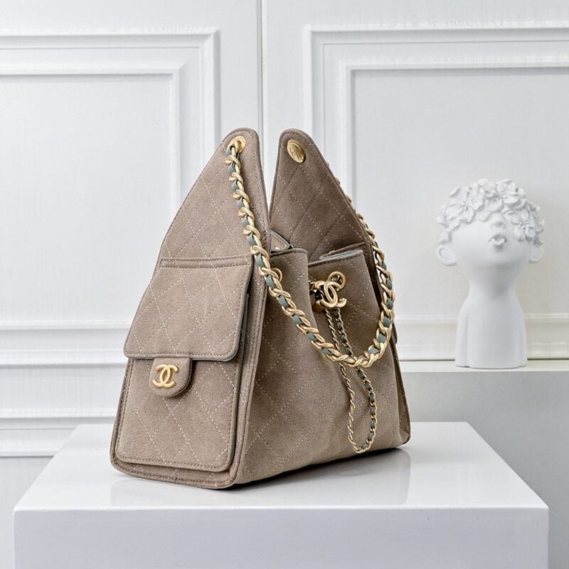 【AT7136】シャネルのクラシックなアンダーバッグ - エレガントでファッショナブルな完璧な融合 | Chanel Paris