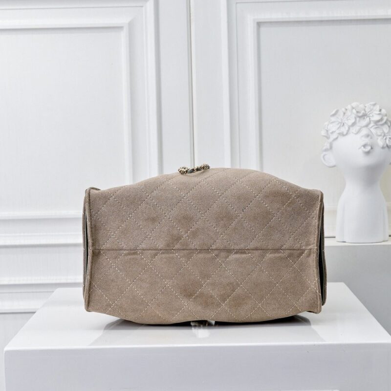 【AT7136】シャネルのクラシックなアンダーバッグ - エレガントでファッショナブルな完璧な融合 | Chanel Paris