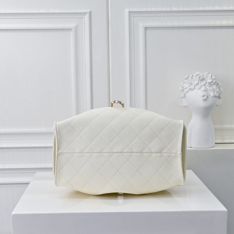 【AT7138】シャネルのクラシックな牛革ドット柄アンダーバッグ - ヴィンテージブラック＆ゴールド【日本語】Chanel Classic Leather Dot Pattern Under Bag - Vintage Black & Gold | Chanel Paris