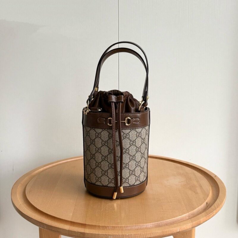 【AT7159】GucciグッチのGGキャンバスバケツバッグ、14/16cmサイズで優雅な馬具ロゴデザイン | Gucci Italy