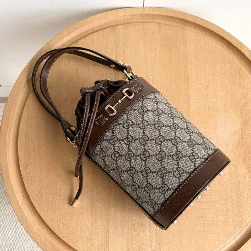 【AT7159】GucciグッチのGGキャンバスバケツバッグ、14/16cmサイズで優雅な馬具ロゴデザイン | Gucci Italy