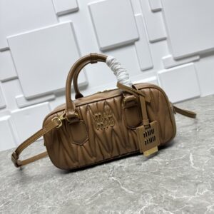 【AT7192】MiuMiuクラシックな羊皮バッグ - 都会の女性のエレガントな必需品 | Miu Miu