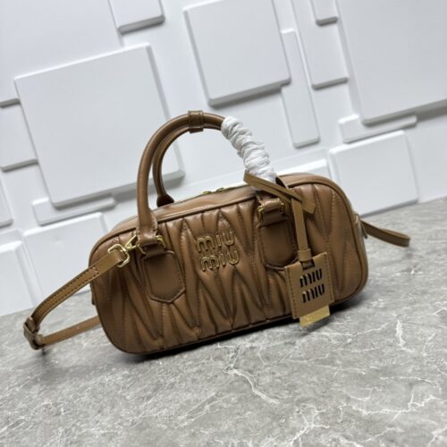 【AT7192】MiuMiuクラシックな羊皮バッグ - 都会の女性のエレガントな必需品 | Miu Miu