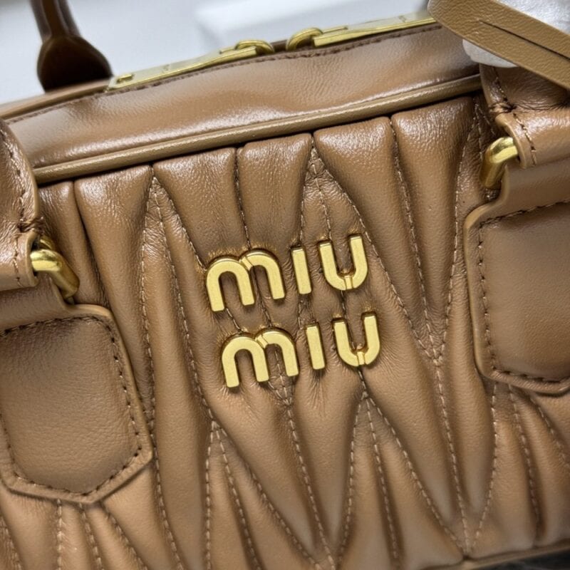 【AT7192】MiuMiuクラシックな羊皮バッグ - 都会の女性のエレガントな必需品 | Miu Miu