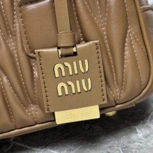 【AT7192】MiuMiuクラシックな羊皮バッグ - 都会の女性のエレガントな必需品 | Miu Miu