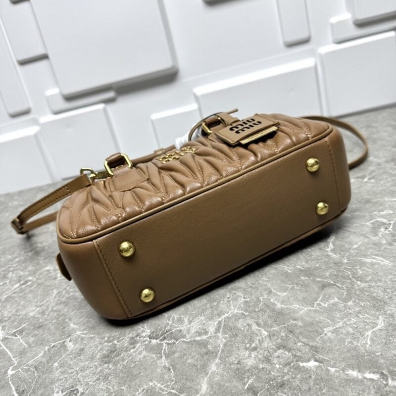 【AT7192】MiuMiuクラシックな羊皮バッグ - 都会の女性のエレガントな必需品 | Miu Miu
