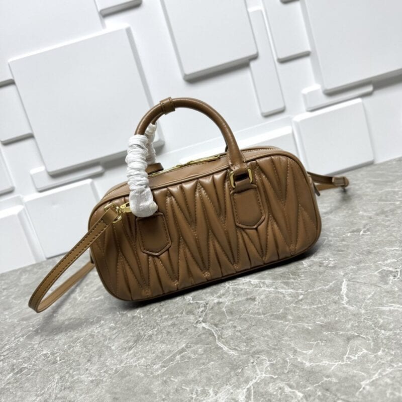 【AT7192】MiuMiuクラシックな羊皮バッグ - 都会の女性のエレガントな必需品 | Miu Miu