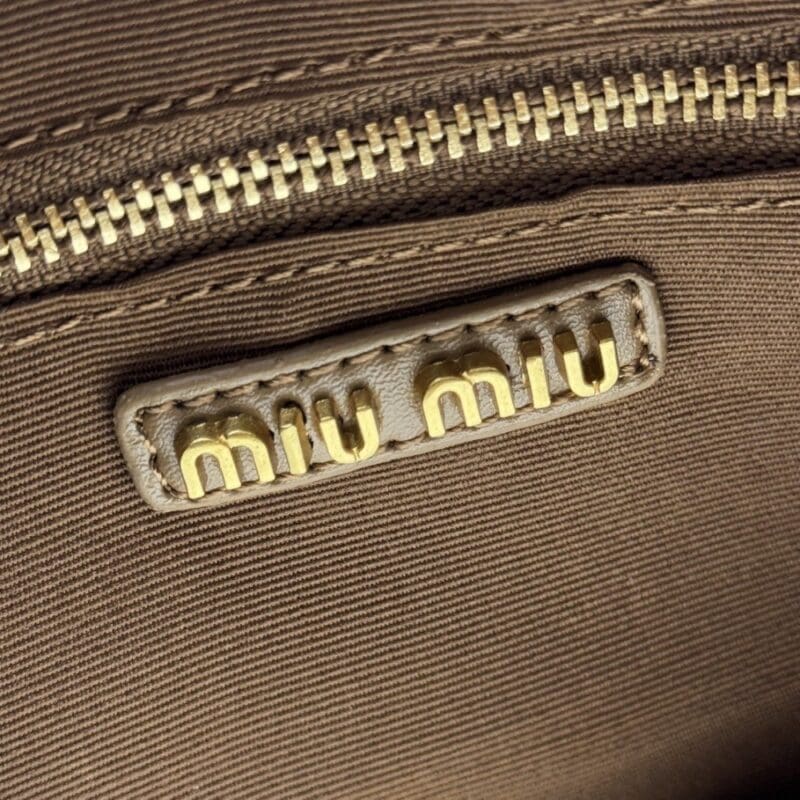 【AT7192】MiuMiuクラシックな羊皮バッグ - 都会の女性のエレガントな必需品 | Miu Miu