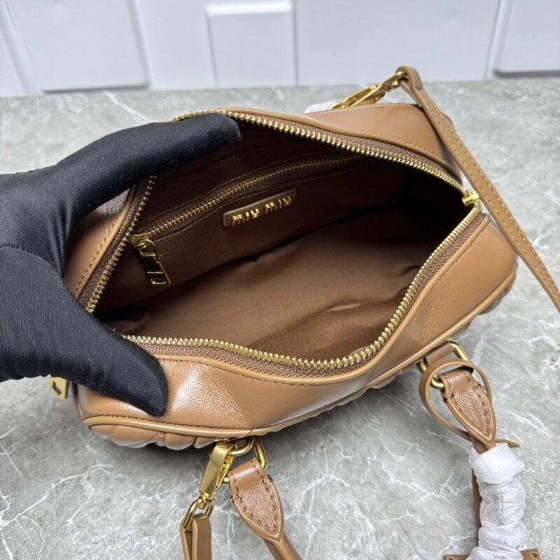 【AT7192】MiuMiuクラシックな羊皮バッグ - 都会の女性のエレガントな必需品 | Miu Miu