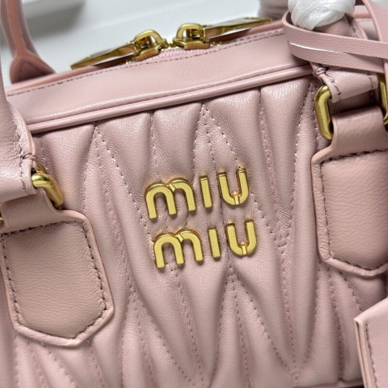【AT7193】ミュウミュウ(Miu Miu)クラシックなプリーツ羊革ミニバッグ、巧妙なピンク色、都会の女性のためのファッショナブルなアイテム | Miu Miu