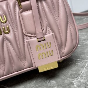 【AT7193】ミュウミュウ(Miu Miu)クラシックなプリーツ羊革ミニバッグ、巧妙なピンク色、都会の女性のためのファッショナブルなアイテム | Miu Miu