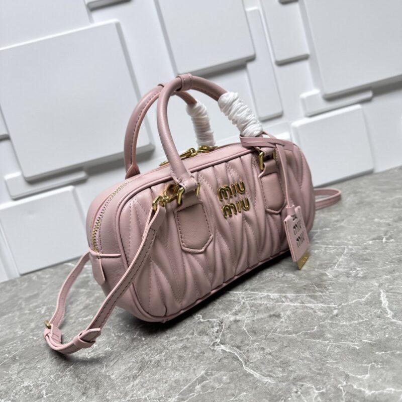 【AT7193】ミュウミュウ(Miu Miu)クラシックなプリーツ羊革ミニバッグ、巧妙なピンク色、都会の女性のためのファッショナブルなアイテム | Miu Miu