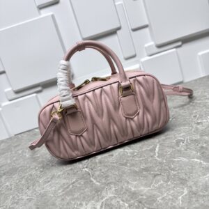 【AT7193】ミュウミュウ(Miu Miu)クラシックなプリーツ羊革ミニバッグ、巧妙なピンク色、都会の女性のためのファッショナブルなアイテム | Miu Miu