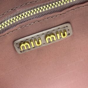 【AT7193】ミュウミュウ(Miu Miu)クラシックなプリーツ羊革ミニバッグ、巧妙なピンク色、都会の女性のためのファッショナブルなアイテム | Miu Miu
