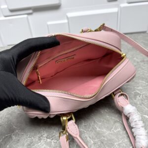 【AT7193】ミュウミュウ(Miu Miu)クラシックなプリーツ羊革ミニバッグ、巧妙なピンク色、都会の女性のためのファッショナブルなアイテム | Miu Miu