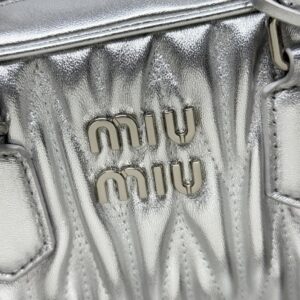 【AT7194】Miu Miu シルバーテクスチャーハンドバッグ、洗練なファッション美学を演出 ハイクオリティ・ショルダーバッグ | Miu Miu