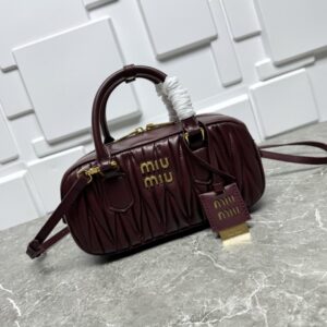 【AT7195】Miu Miu羊革ハンドバッグ | 高級なワインレッド革と金属アクセント | Miu Miu