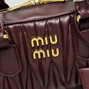 【AT7195】Miu Miu羊革ハンドバッグ | 高級なワインレッド革と金属アクセント | Miu Miu