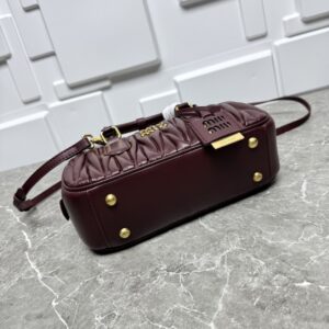 【AT7195】Miu Miu羊革ハンドバッグ | 高級なワインレッド革と金属アクセント | Miu Miu