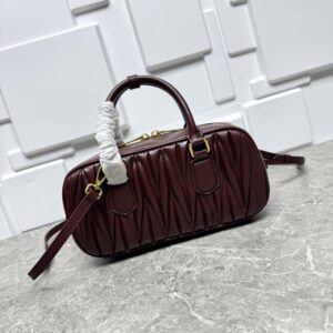 【AT7195】Miu Miu羊革ハンドバッグ | 高級なワインレッド革と金属アクセント | Miu Miu
