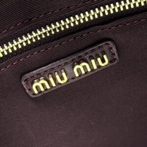 【AT7195】Miu Miu羊革ハンドバッグ | 高級なワインレッド革と金属アクセント | Miu Miu