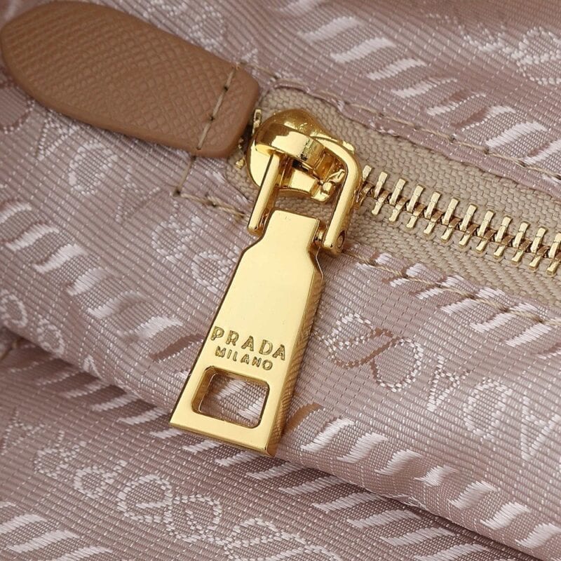 【AT7222】プラダ（Prada）ミラノ編みトートバッグ、夏の高級ファッション | Prada Italy