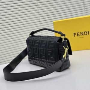 【AT7228】フェンディのクラシックなバゲットバッグ、贅沢な魅力が際立つ！ | Fendi