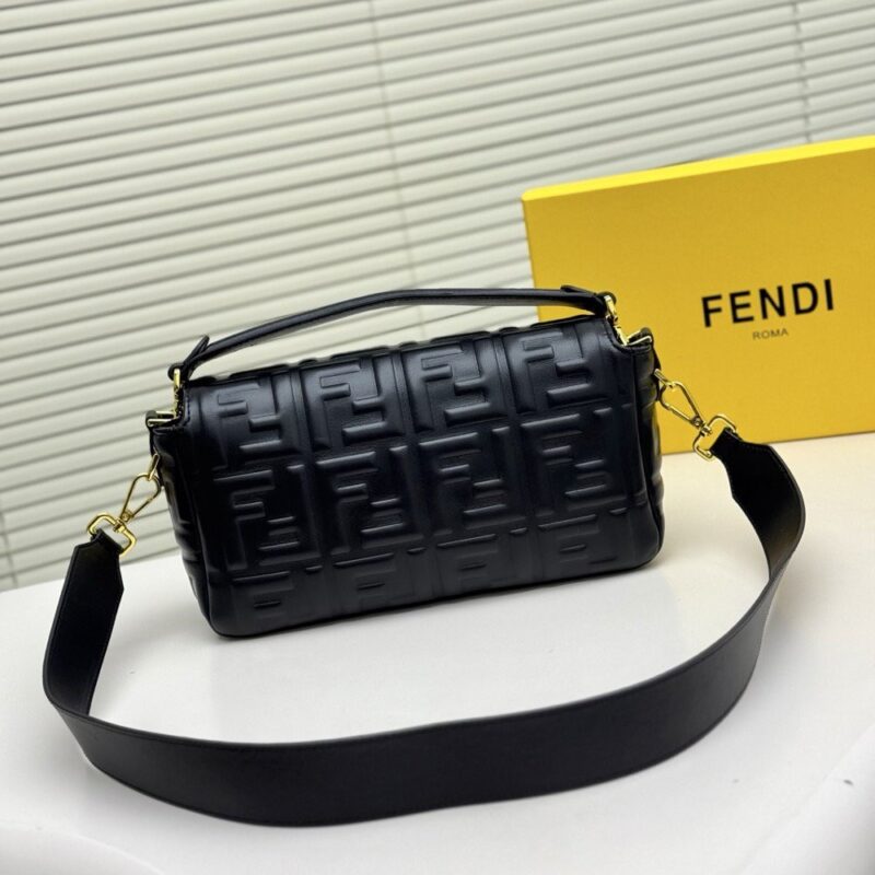 【AT7228】フェンディのクラシックなバゲットバッグ、贅沢な魅力が際立つ！ | Fendi