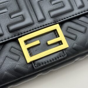 【AT7228】フェンディのクラシックなバゲットバッグ、贅沢な魅力が際立つ！ | Fendi