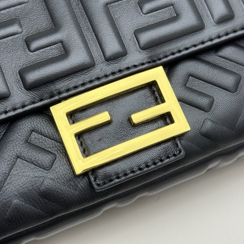 【AT7228】フェンディのクラシックなバゲットバッグ、贅沢な魅力が際立つ！ | Fendi