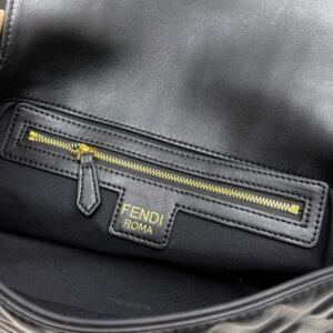 【AT7228】フェンディのクラシックなバゲットバッグ、贅沢な魅力が際立つ！ | Fendi
