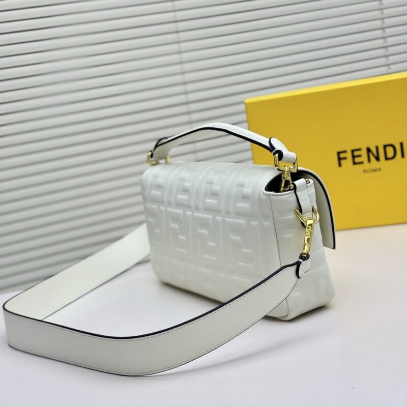 【AT7229】フェンディ Fendi クラシックなバゲットバッグ - 優雅な美学と贅沢さを演出 | Fendi