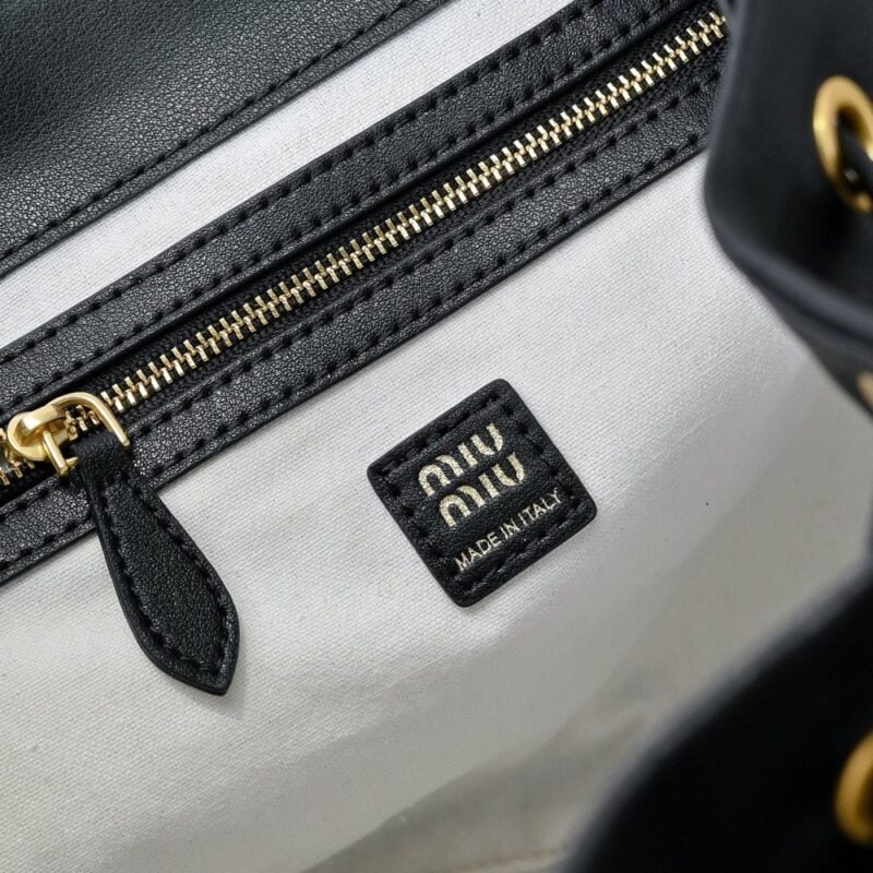 【AT7249】ミュウミュウ カーフスキンバックパック - 上品な都会の同行者 | Miu Miu