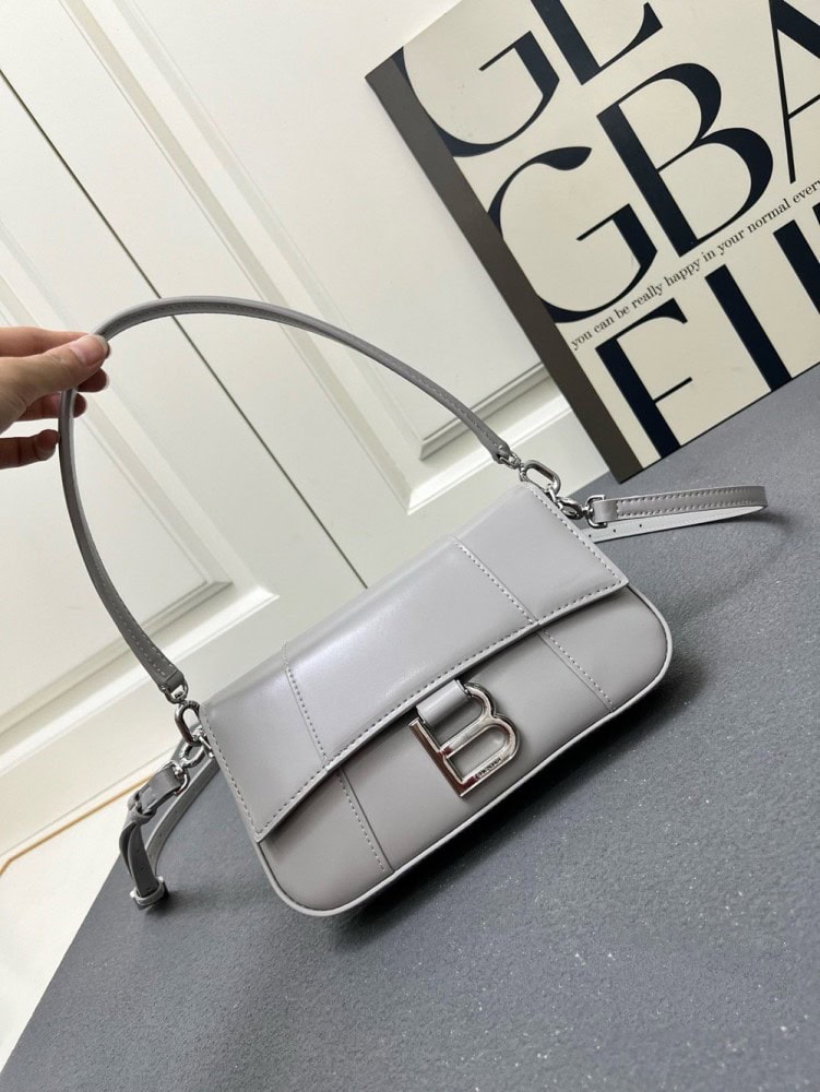 【AT7258】プラダPrada新デザイン ミニアクセントバッグ 贅沢なスタイルを披露 | Balenciaga
