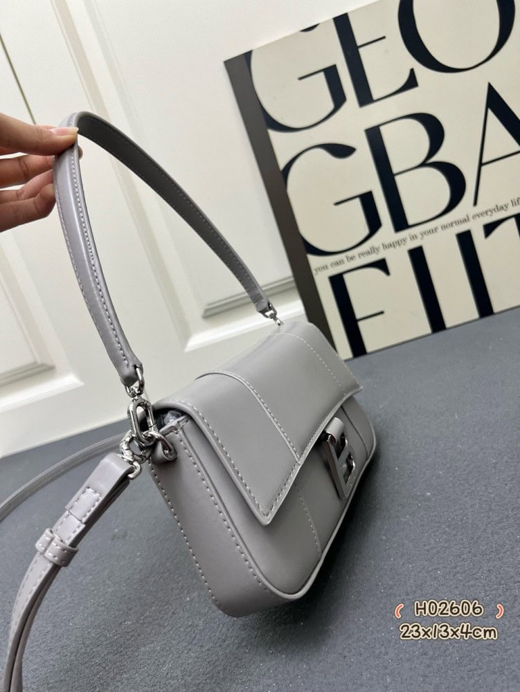 【AT7258】プラダPrada新デザイン ミニアクセントバッグ 贅沢なスタイルを披露 | Balenciaga