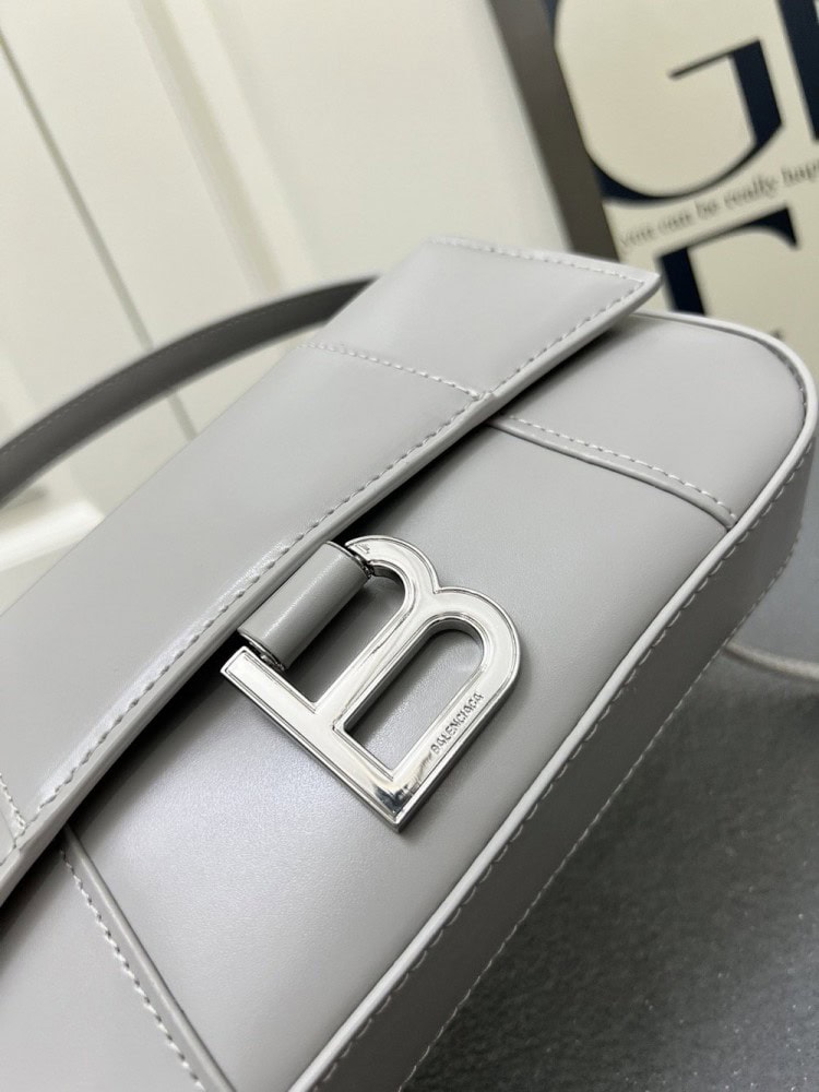 【AT7258】プラダPrada新デザイン ミニアクセントバッグ 贅沢なスタイルを披露 | Balenciaga
