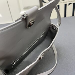 【AT7258】プラダPrada新デザイン ミニアクセントバッグ 贅沢なスタイルを披露 | Balenciaga