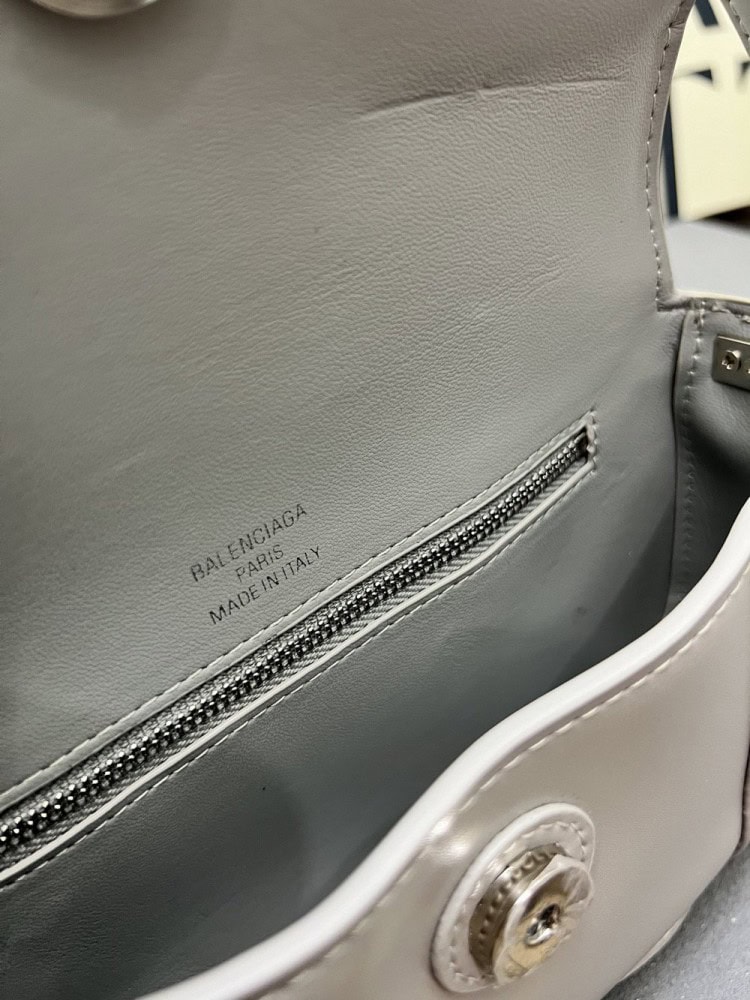 【AT7258】プラダPrada新デザイン ミニアクセントバッグ 贅沢なスタイルを披露 | Balenciaga