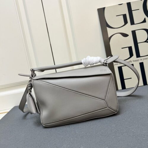 【AT7261】ロイ・ウェイの幾何学的なパッチワークデザイン ナッパカーフスキン素材バッグ | Loewe
