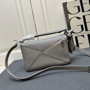 【AT7261】ロイ・ウェイの幾何学的なパッチワークデザイン ナッパカーフスキン素材バッグ | Loewe