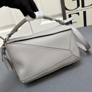 【AT7261】ロイ・ウェイの幾何学的なパッチワークデザイン ナッパカーフスキン素材バッグ | Loewe