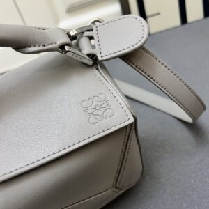 【AT7261】ロイ・ウェイの幾何学的なパッチワークデザイン ナッパカーフスキン素材バッグ | Loewe